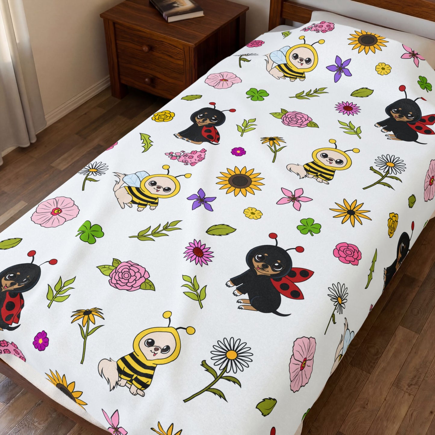 Bug‑Chis Pattern Velveteen Plush Blanket – Garden Snuggles