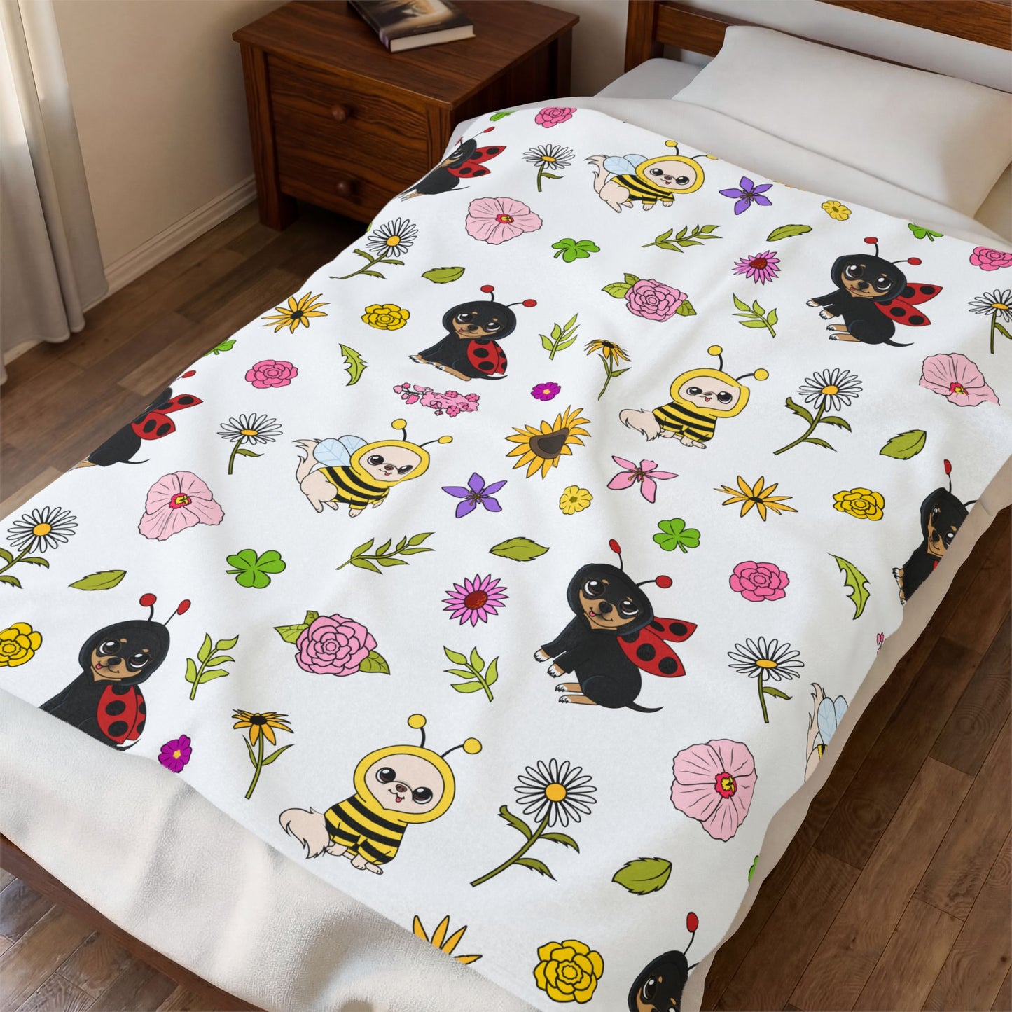 Bug‑Chis Pattern Velveteen Plush Blanket – Garden Snuggles
