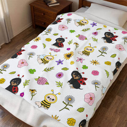Bug‑Chis Pattern Velveteen Plush Blanket – Garden Snuggles