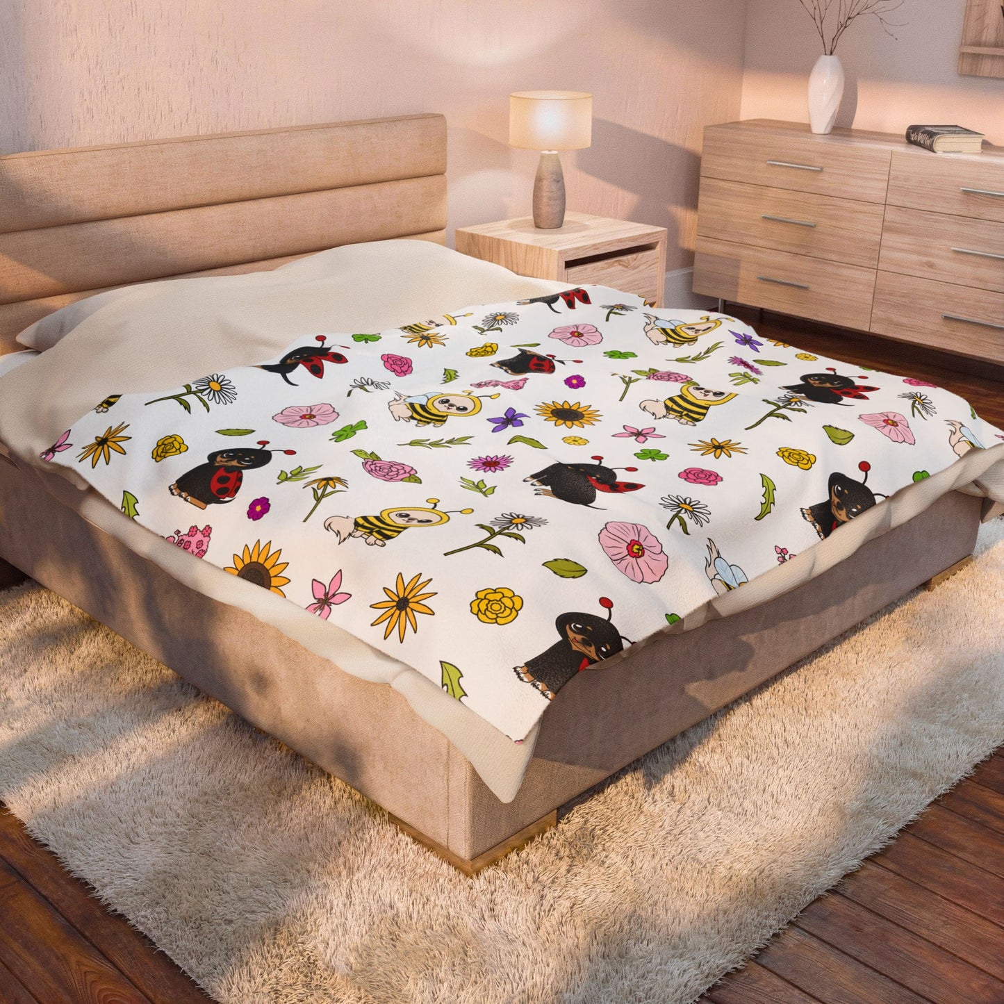 Bug‑Chis Pattern Velveteen Plush Blanket – Garden Snuggles