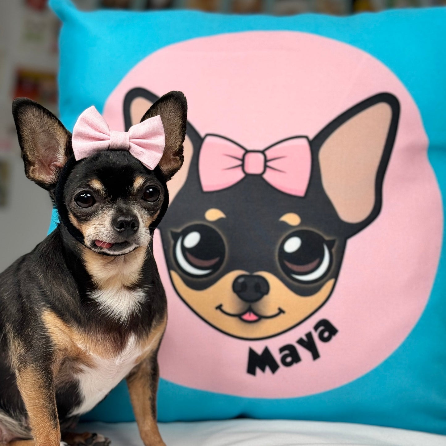 Almohada Cuadrada Azul Vibrante de Tiny Chihuahua Maya