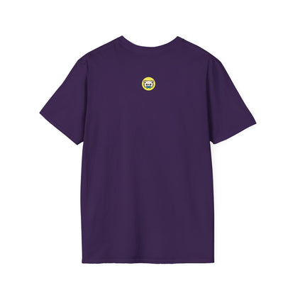 Vista posterior de una camiseta morada con una pequeña impresión circular debajo del cuello.