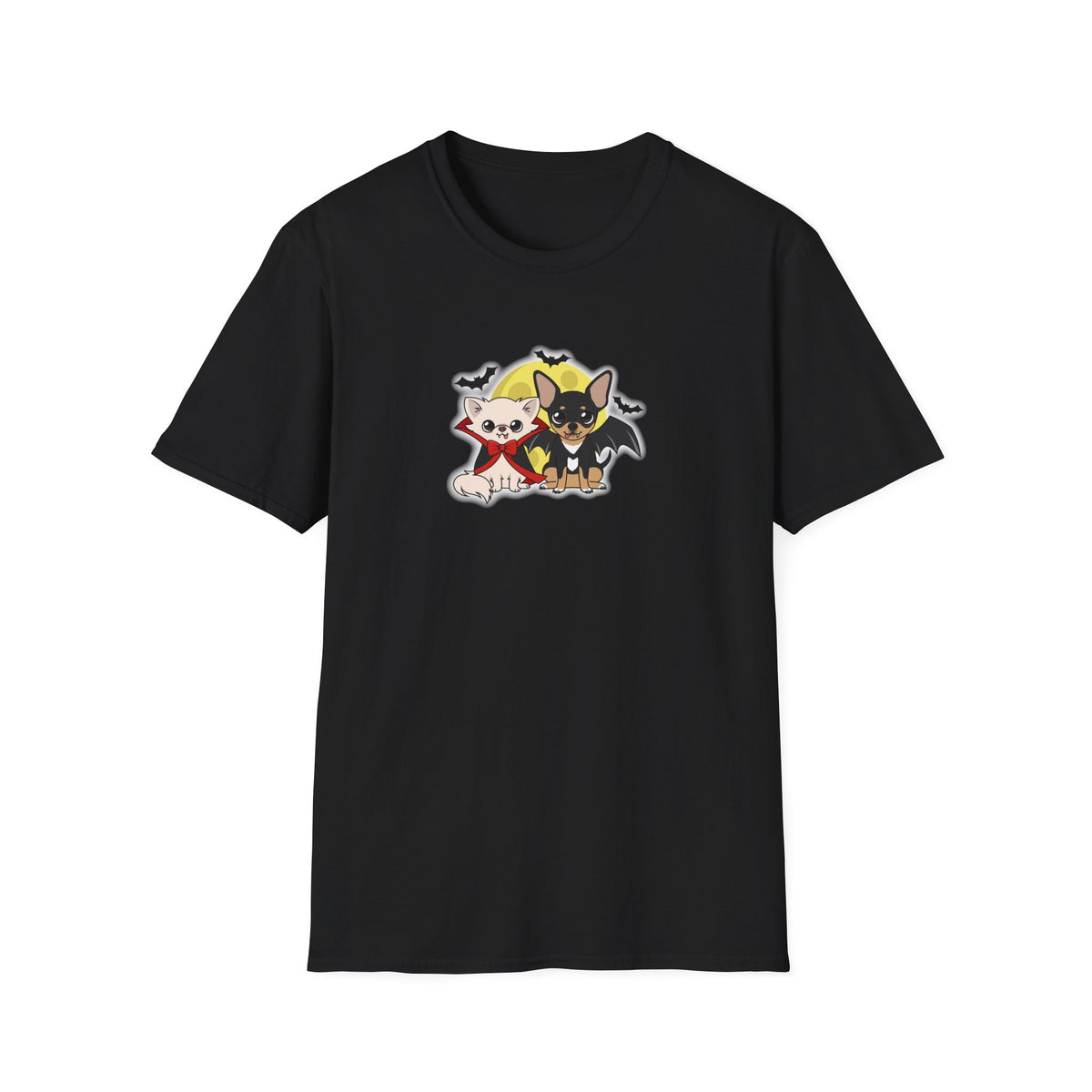 Vista frontal de una camiseta unisex negra con Cedric y Maya en divertidos disfraces de Halloween Vampire Chis bajo una luna amarilla.