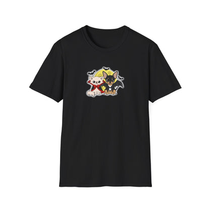 Vista frontal de una camiseta unisex negra con Cedric y Maya en divertidos disfraces de Halloween Vampire Chis bajo una luna amarilla.