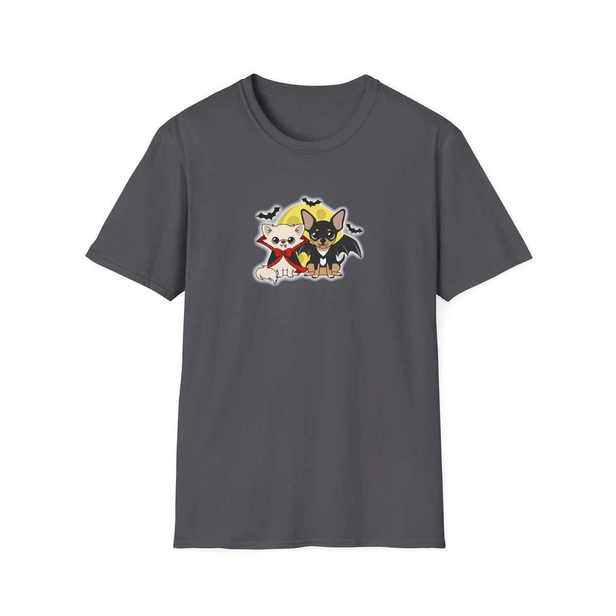 Vista frontal de una camiseta unisex gris carbón con Cedric y Maya en divertidos disfraces de Halloween Vampire Chis bajo una luna amarilla.