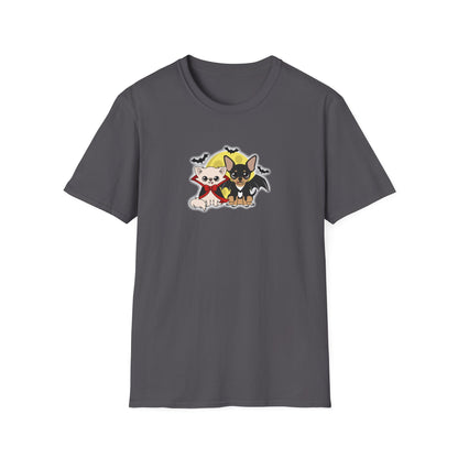 Vista frontal de una camiseta unisex gris carbón con Cedric y Maya en divertidos disfraces de Halloween Vampire Chis bajo una luna amarilla.