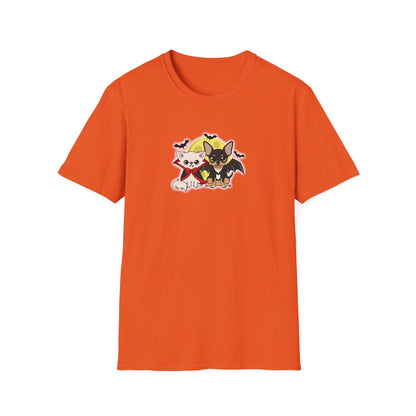 Vista frontal de una camiseta unisex naranja con Cedric y Maya en divertidos disfraces de Halloween Vampire Chis bajo una luna amarilla.