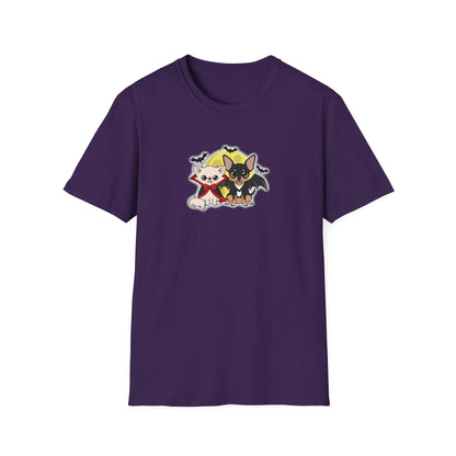 Vista frontal de una camiseta unisex morada con Cedric y Maya en divertidos disfraces de Halloween Vampire Chis bajo una luna amarilla.