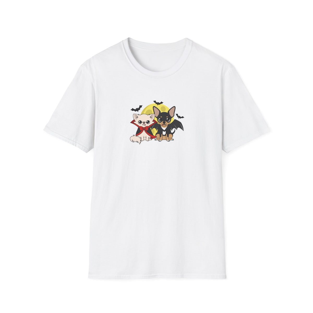 Vista frontal de una camiseta unisex blanca con Cedric y Maya en divertidos disfraces de Halloween Vampire Chis bajo una luna amarilla.