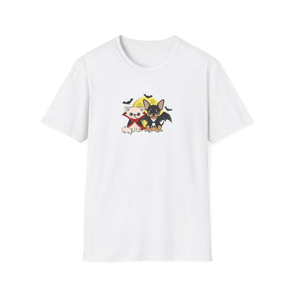 Vista frontal de una camiseta unisex blanca con Cedric y Maya en divertidos disfraces de Halloween Vampire Chis bajo una luna amarilla.