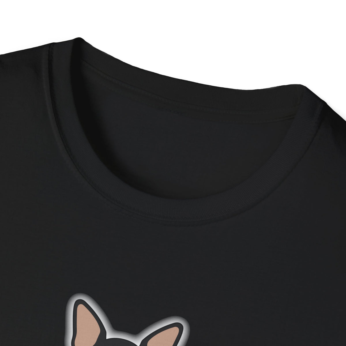 Vue rapprochée du motif Vampire Maya imprimé près de l’encolure d’un t-shirt noir.