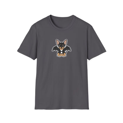 Vue de face d’un t-shirt gris charbon unisexe avec une petite illustration de Vampire Maya en costume d’Halloween.