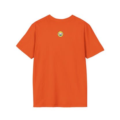 Dos d’un t-shirt orange avec un petit motif Maya près de l’encolure.