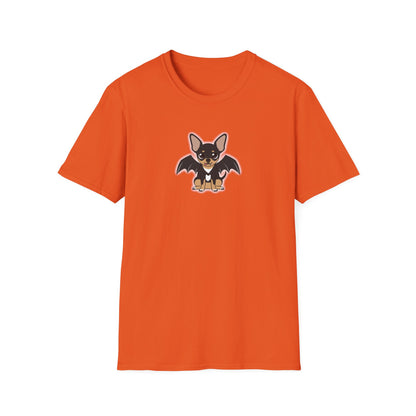 Vue de face d’un t-shirt orange unisexe avec une petite illustration de Vampire Maya en costume d’Halloween.
