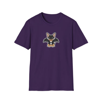 Vue de face d’un t-shirt violet unisexe avec une petite illustration de Vampire Maya en costume d’Halloween.