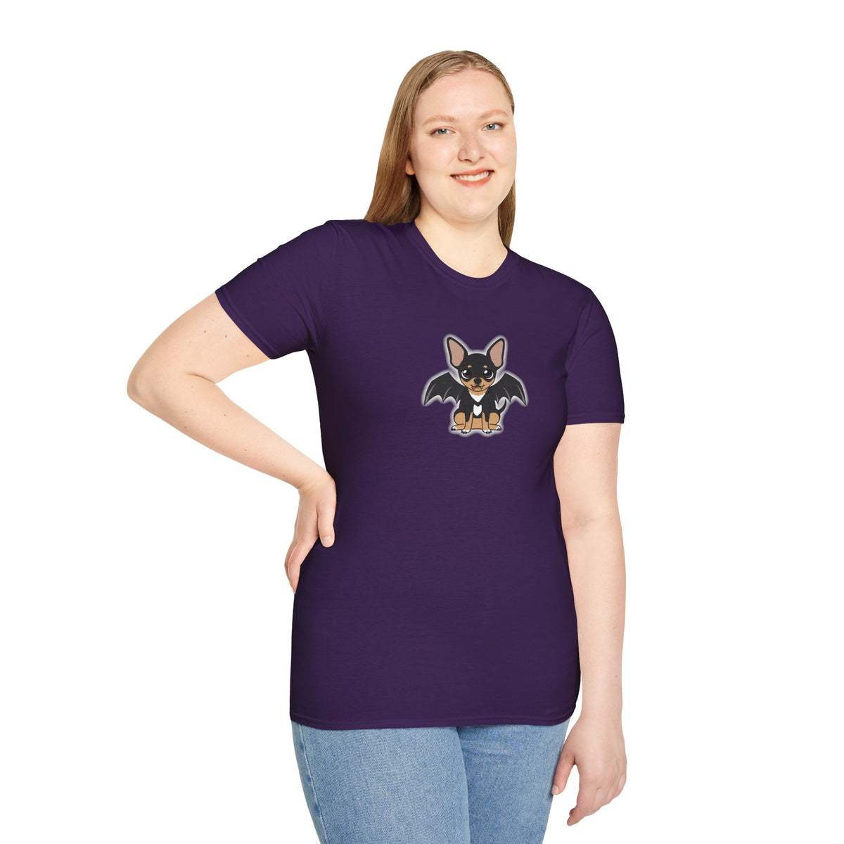 Femme portant un t-shirt violet à motif Vampire Maya.