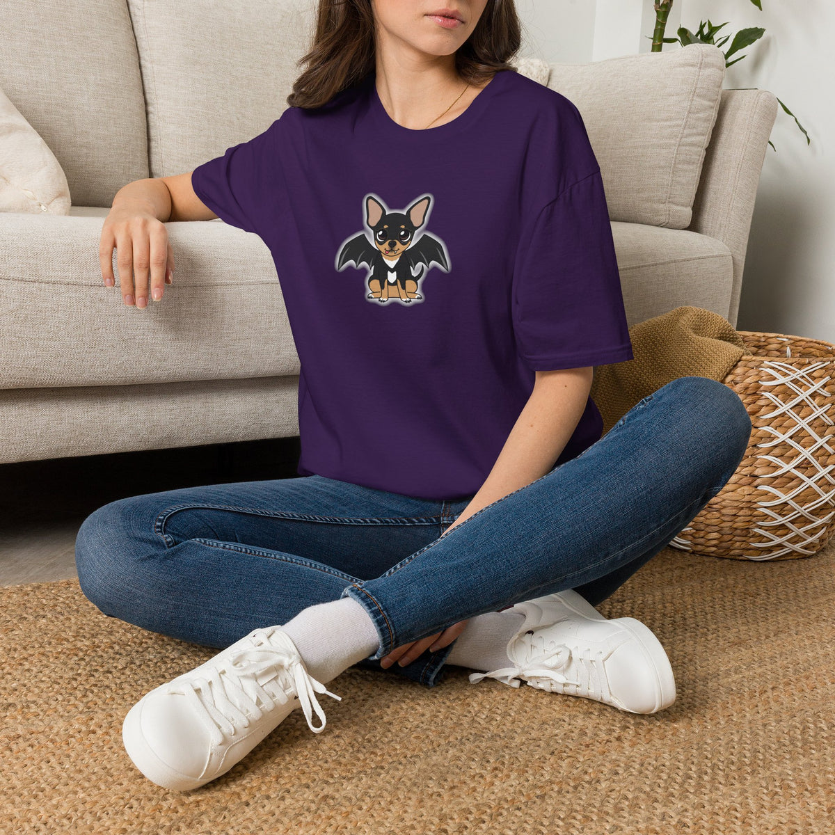 Modèle portant le t-shirt violet Vampire Maya, vue de face.