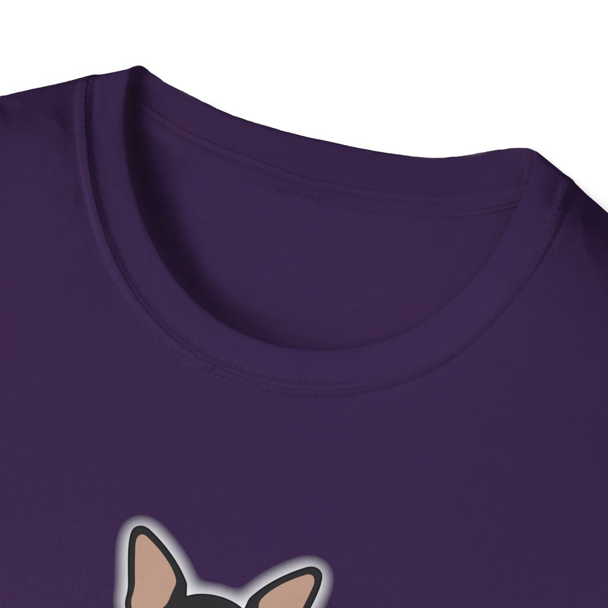 Vue rapprochée du motif Vampire Maya imprimé près de l’encolure d’un t-shirt violet.