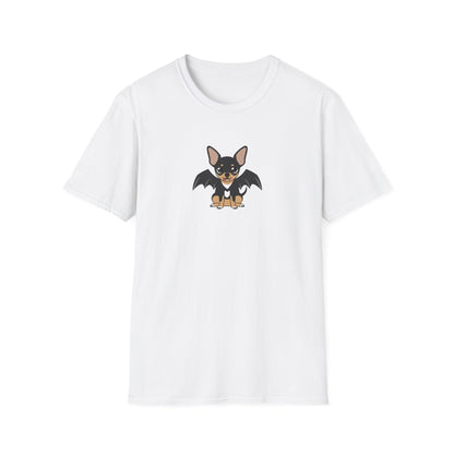 Vue de face d’un t-shirt blanc unisexe avec une petite illustration de Vampire Maya en costume d’Halloween.