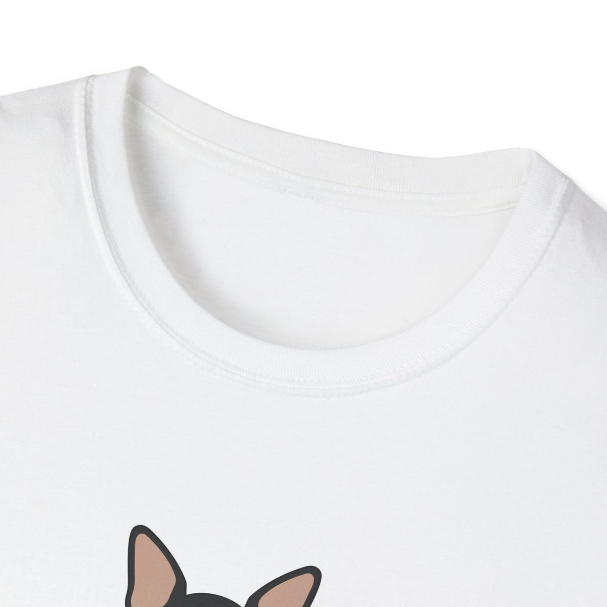 Vue rapprochée du motif Vampire Maya imprimé près de l’encolure d’un t-shirt blanc.